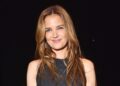 Katie Holmes opta por maquiagem sem maquiagem para sair à noite em Nova York