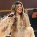 Kelly Clarkson ajuda os fãs a se envolverem e renovarem votos durante o primeiro show em Las Vegas desde a morte do ex Brandon Blackstock