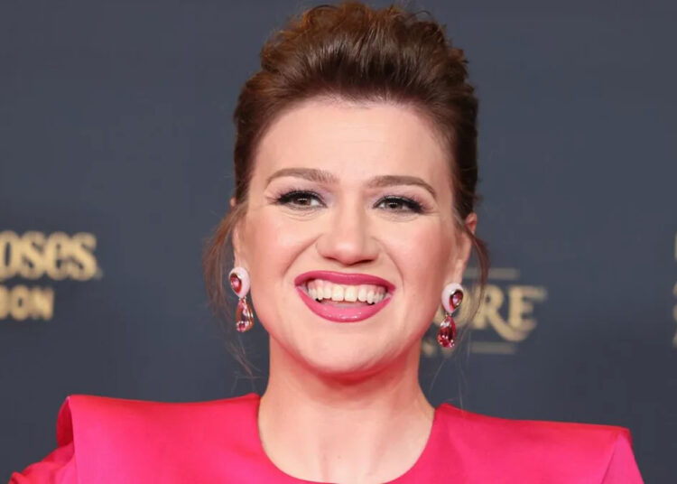 Kelly Clarkson chama o ex-gerente que lhe disse para conseguir um emprego nos seios