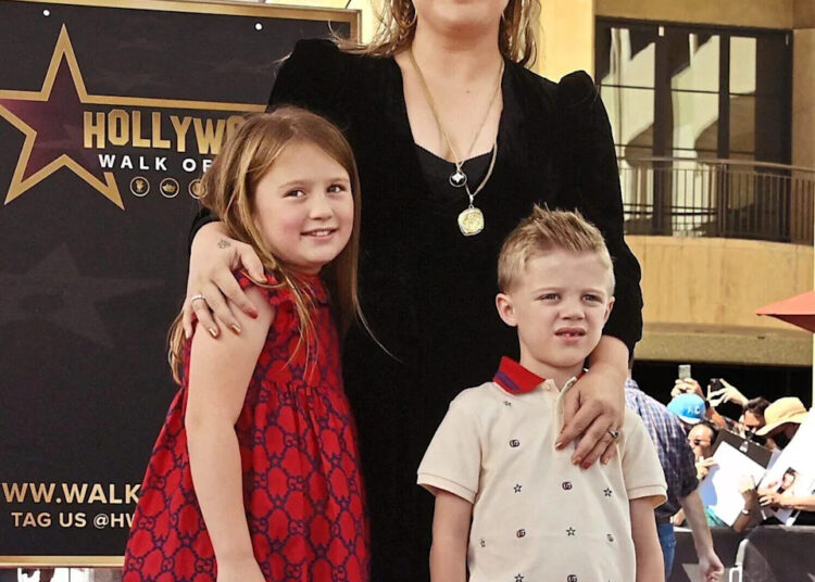 Kelly Clarkson compartilha sua resposta NSFW quando um gerente sugeriu que ela 'conseguisse um emprego no seio'