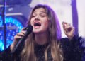 Kelly Clarkson critica ex-gerente por comentário sobre ‘Boob Job’