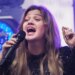 Kelly Clarkson critica ex-gerente por comentário sobre ‘Boob Job’