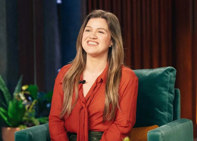 Kelly Clarkson dá uma sombra divertida a Blake Shelton enquanto “oficializa” a renovação do voto dos fãs