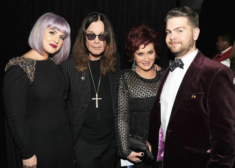 Kelly Osbourne critica pessoas que afirmam estar conversando com o falecido pai Ozzy do além-túmulo: 'Severamente inapropriado'