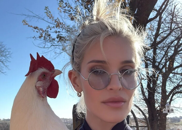Kelly Osbourne está amando a vida na fazenda em novas fotos enquanto usa os óculos icônicos do falecido pai Ozzy