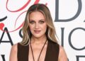 Kelsea Ballerini fala sobre querer ser mãe na nova música ‘I Sit in Parks’