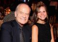 Kelsey Grammer torna-se um pai orgulhoso novamente aos 70 anos, juntando-se aos pais celebridades mais velhos de Hollywood
