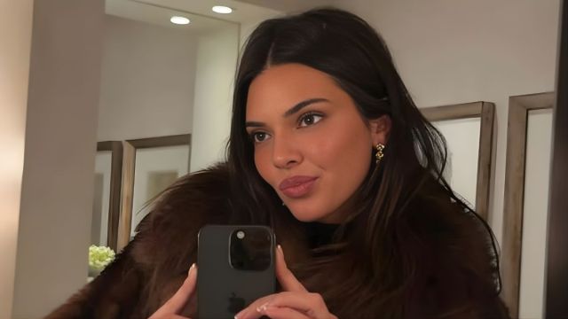 Kendall Jenner impressiona os fãs em biquíni de duas peças