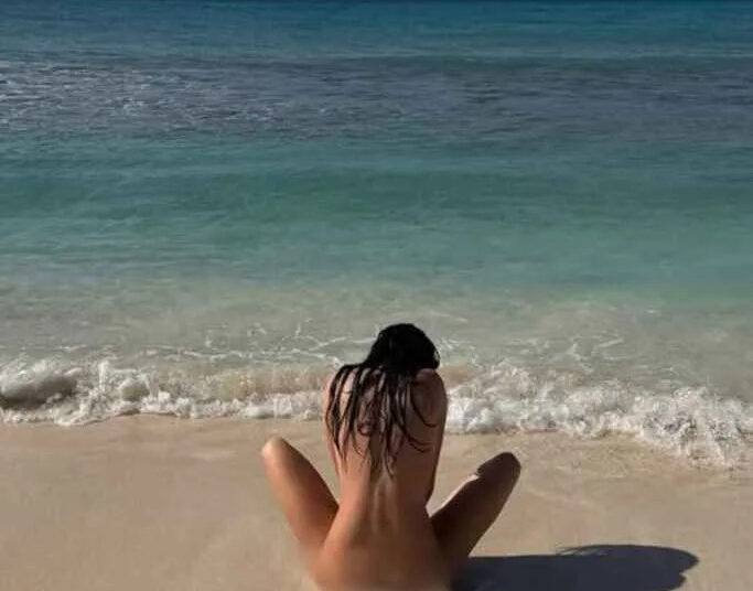 Kendall Jenner posa em Nada na Praia