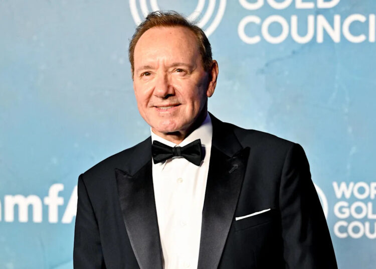 Kevin Spacey diz que é sem-teto e 'mora em hotéis', afirma que o exílio em Hollywood acabaria 'se Scorsese ou Tarantino ligassem amanhã'