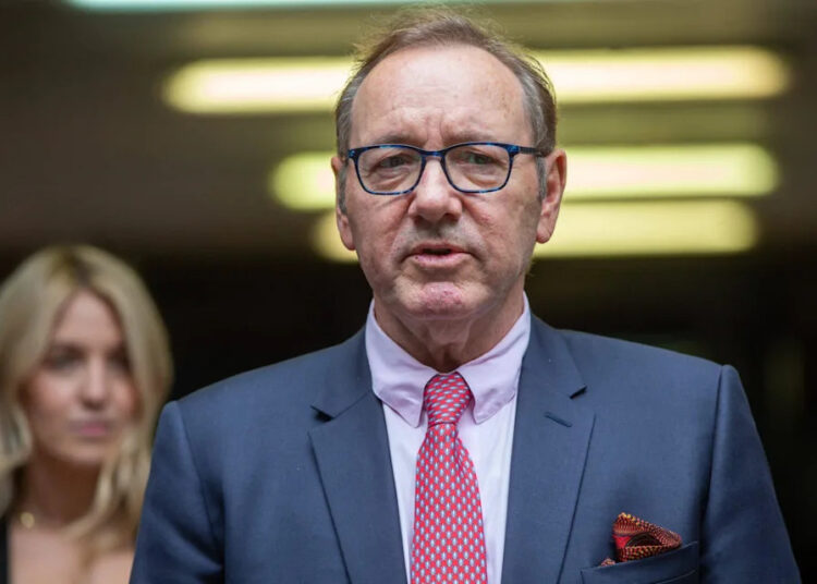 Kevin Spacey, sem-teto, enquanto vagueia entre hotéis em meio a problemas financeiros, anos depois que o escândalo arruinou sua carreira