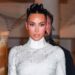 Khloe Kardashian diz que Kim fica deslumbrante em vestido de renda transparente
