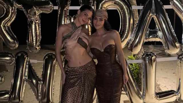 Kim Kardashian aproveita tequila e tempo com a família no aniversário da irmã