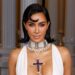 Kim Kardashian atordoa em vestido nu enquanto posa em renda transparente
