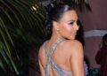 Kim Kardashian canaliza o look Bond de Halle Berry para o 70º aniversário de Kris Jenner