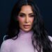 Kim Kardashian chama a atenção com roupa roxa enfeitada com joias