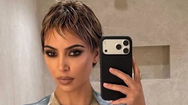 Kim Kardashian se transforma em uma obra de arte com pintura corporal glamorosa