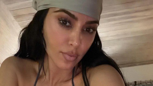 Kim Kardashian vira cabeças em biquíni preto
