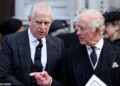 'King Of Steel' Charles selou o destino de Andrew com um telefonema fatídico depois de perguntar 'ele consegue lidar com isso?' – enquanto o ex-príncipe sofre uma humilhação final