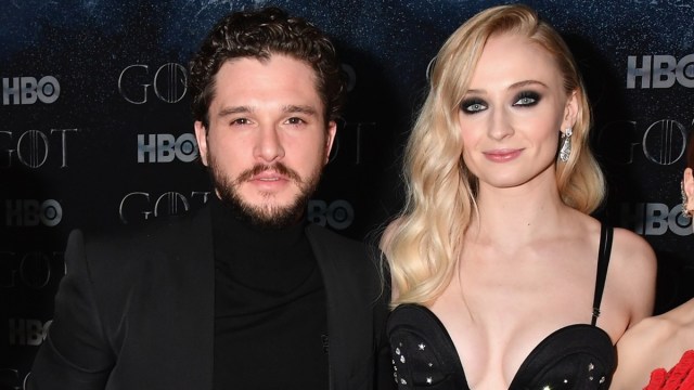 Kit Harrington fala sobre beijar Sophie Turner