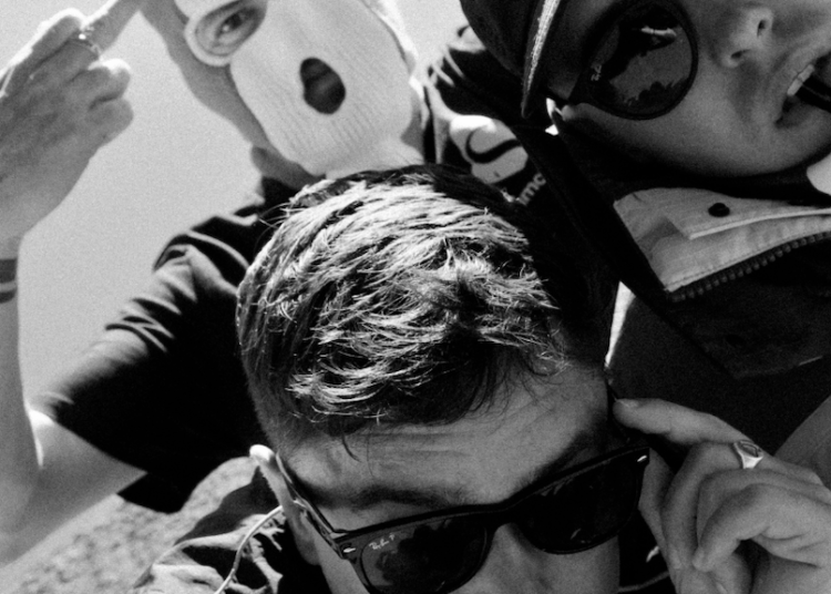 Kneecap aborda acusação de terrorismo de Mo Chara em nova música com Sub Focus · Notícias ⟋ RA