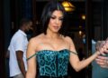 Kourtney Kardashian surpreende com espartilho vermelho peludo
