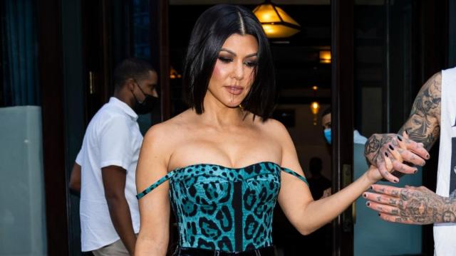 Kourtney Kardashian surpreende com espartilho vermelho peludo