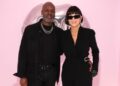 Kris Jenner e Corey Gamble são grandes no PDA em fotos de aniversário