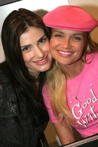 Kristin Chenoweth aborda ‘rumores’ de que ela e Idina Menzel não se davam bem durante “Wicked”: ‘Somos tão diferentes’