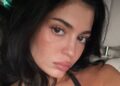 Kylie Jenner posando apenas com um cobertor é uma de suas fotos mais ousadas