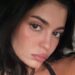 Kylie Jenner posando apenas com um cobertor é uma de suas fotos mais ousadas