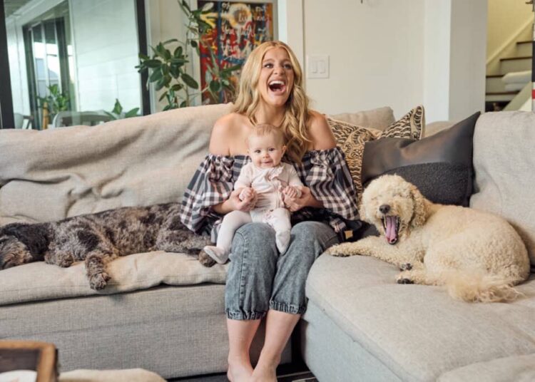 Lauren Alaina fala sobre maternidade, música e seus filhotes em um adorável novo ‘cachorrinho’