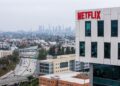 Leilão da Warner Bros. pronto para reformular Hollywood com Paramount, Comcast e Netflix disputando o prêmio