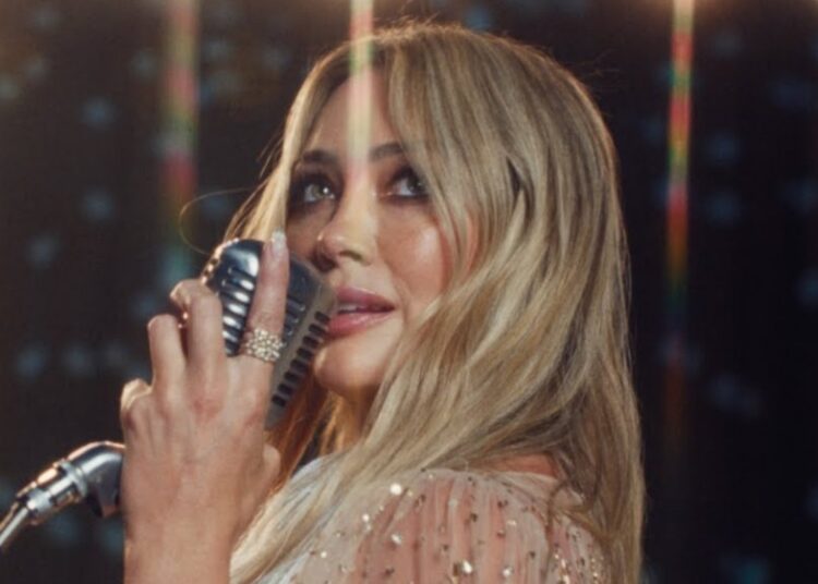Letra 'Madura': Hilary Duff retorna à música com o primeiro novo single em 10 anos - Ouça e assista ao vídeo! | First Listen, Hilary Duff, Letras, Música, Vídeo Musical | Notícias e fofocas sobre celebridades | Entretenimento, fotos e vídeos