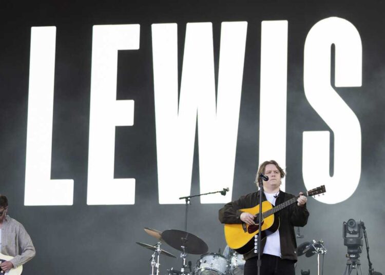 Lewis Capaldi lança novo EP chamado 'Survive': NPR