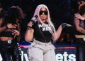 Lil Kim apresenta sucessos clássicos na celebração da “Biggie Night” do Brooklyn Nets