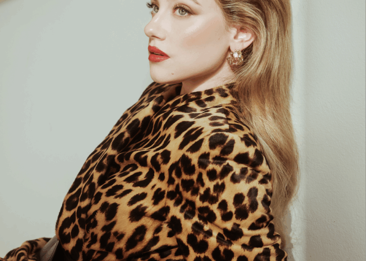 Lili Reinhart diz que estar separada do namorado Jack Martin é “profundamente difícil”