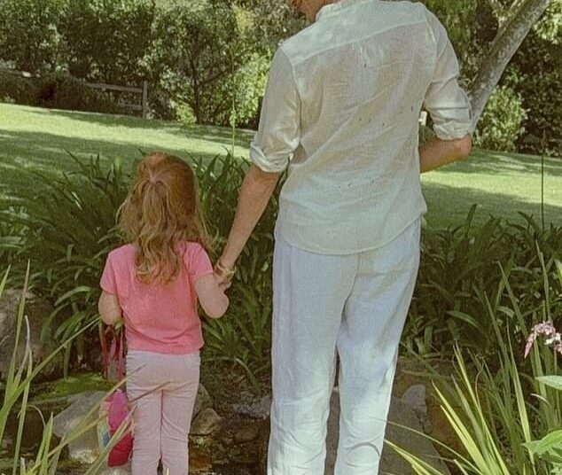 Lilibet, a princesa legal da Califórnia! A realeza nascida na América quebra o molde majestoso enquanto corre descalça com suas leggings rosa favoritas - enquanto seu irmão Archie se parece com o príncipe Louis