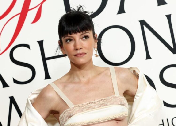 Lily Allen faz vingança vestindo sutiã transparente no CFDA Fashion Awards