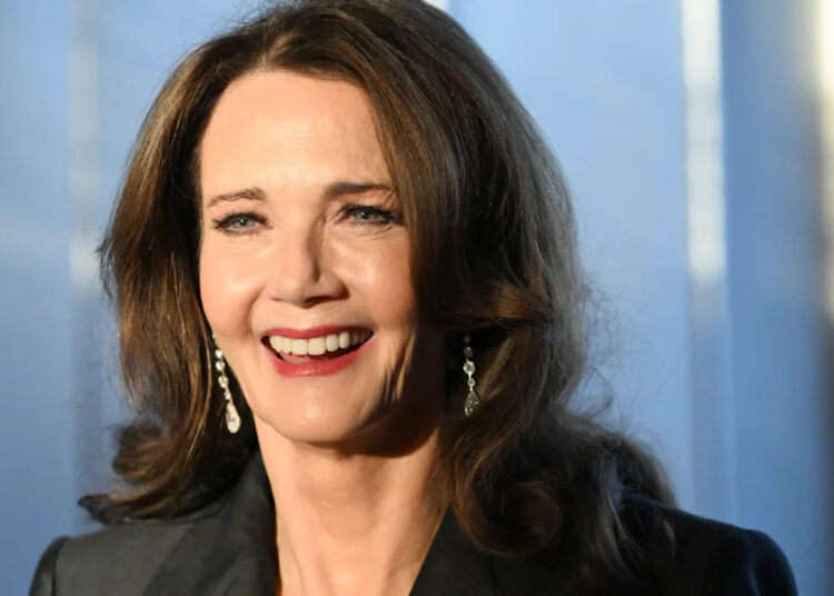 Lynda Carter tem a reação perfeita à fantasia de Halloween de 'Mulher Maravilha' de Sabrina Carpenter