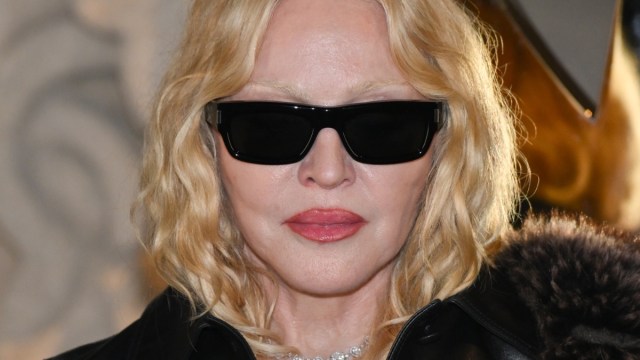Madonna está ‘super sexy’ em vestido branco transparente com gola ousada, dizem os fãs