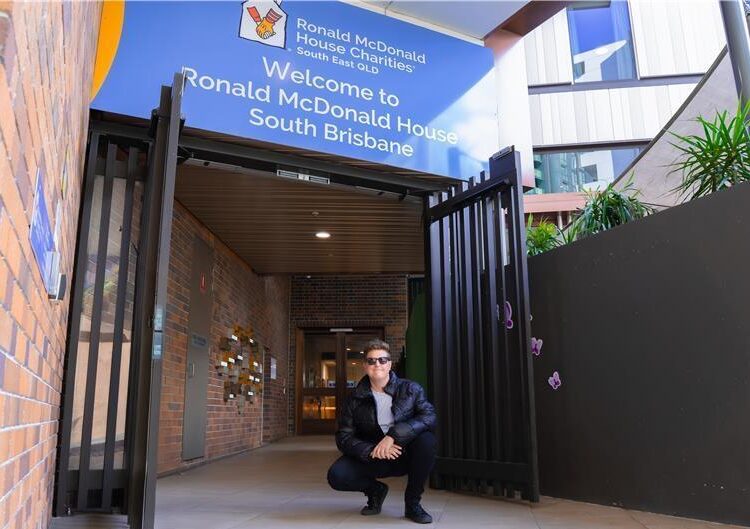 Mashd N Kutcher serve o hino do McHappy Day 2025