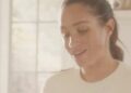 Meghan Markle usa um conjunto aconchegante de malha creme no post de férias como sempre