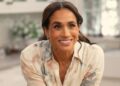 Meghan Markle usa vestido Galvan London para pôster especial de férias