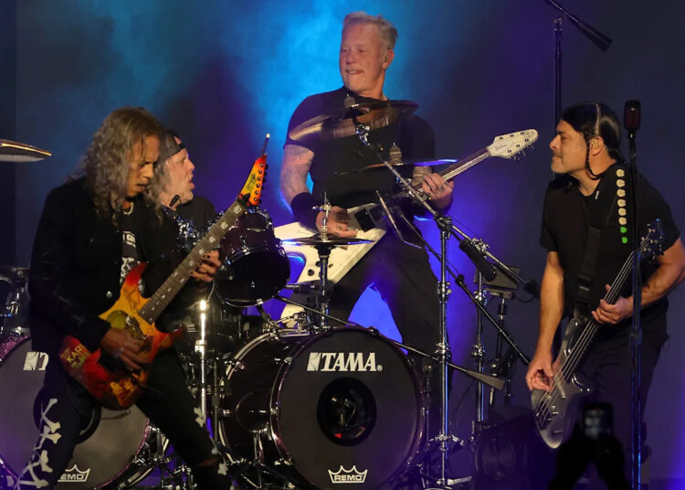 Metallica homenageia AC/DC e Rose Tattoo no M72 Tour Finale em Sydney