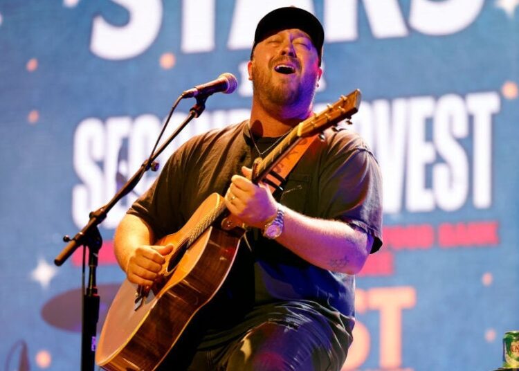 Mitchell Tenpenny lança novo hino Heartbreak ‘Therapy’ e videoclipe hilariante