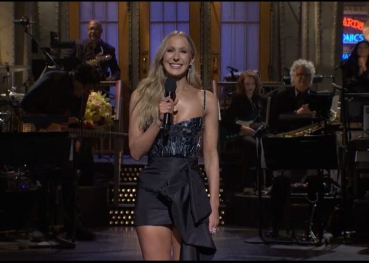 Monólogo SNL de Nikki Glaser criticado por piadas “vis” sobre estupro, tráfico e escravidão