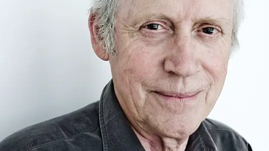 Músico folk e apresentador da BBC morre aos 86 anos