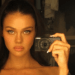 Nicola Peltz Beckham parece 'impecável' em vestido branco solto