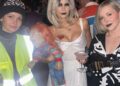 Nina Dobrev aparentemente zomba de Shaun White Split com fantasia de Halloween